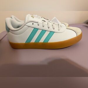 Adidas sneakers women’s size 7 NIB NWT